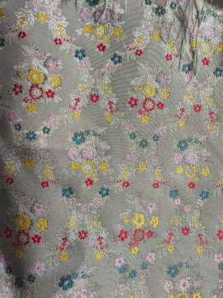 Tela corte falda gris perla con hilo plata