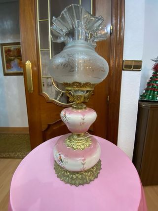 Mesa redonda con mantel rosa