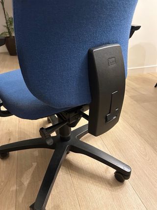 Silla de oficina azul y negra