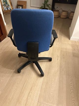 Silla de oficina azul y negra