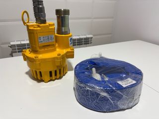 Bomba de agua JCB amarilla