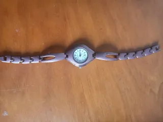 Reloj de pulsera marrón y dorado