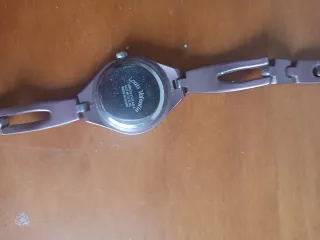 Reloj de pulsera marrón y dorado