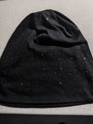 Cappellino nero con brillantini
