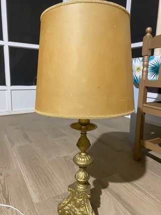 Lámpara de pie dorada y beige