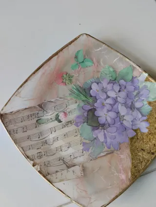 Piattino decorato con fiori e note musicali