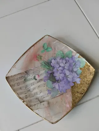 Piattino decorato con fiori e note musicali