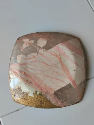 Piattino decorato con fiori e note musicali