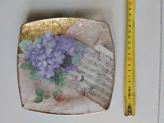 Piattino decorato con fiori e note musicali