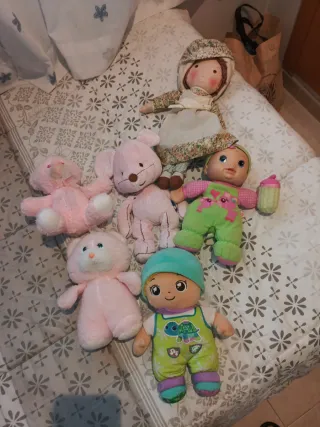 Peluches y muñecas varios