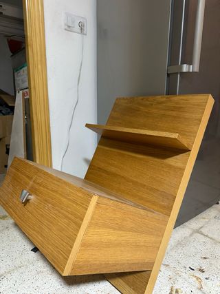 Mesita de noche flotante de madera