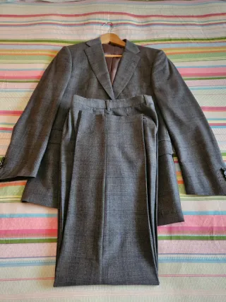 Traje de hombre gris a cuadros