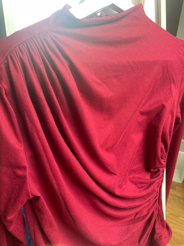 Top asimétrico burdeos