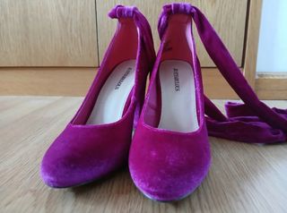 Zapatos de terciopelo fucsia con tiras