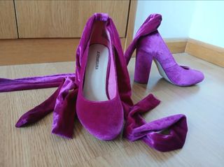 Zapatos de terciopelo fucsia con tiras
