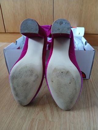 Zapatos de terciopelo fucsia con tiras