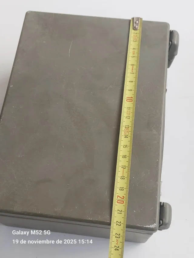 Kit medico militare antico in metallo, contiene oggetti.