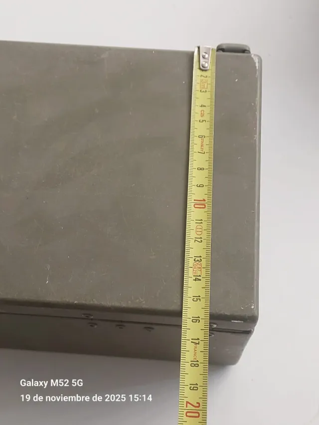 Kit medico militare antico in metallo, contiene oggetti.