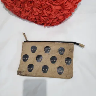 Neceser cuero calaveras tarjetas zara