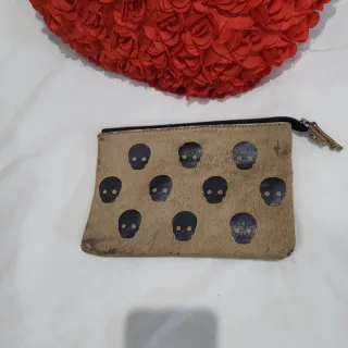 Neceser cuero calaveras tarjetas zara