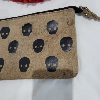 Neceser cuero calaveras tarjetas zara