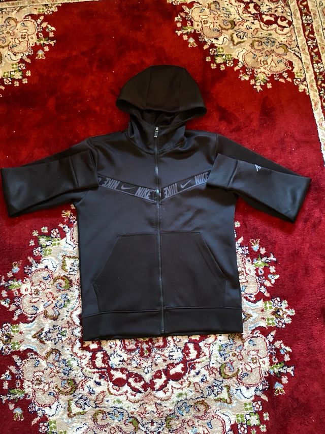 Chaqueta Nike Negra con Cremallera como nueva