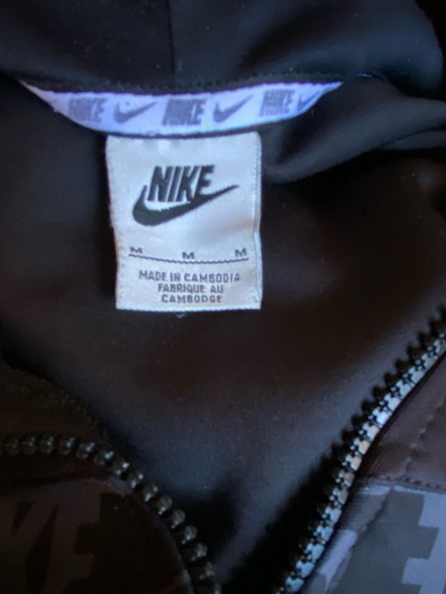 Chaqueta Nike Negra con Cremallera como nueva