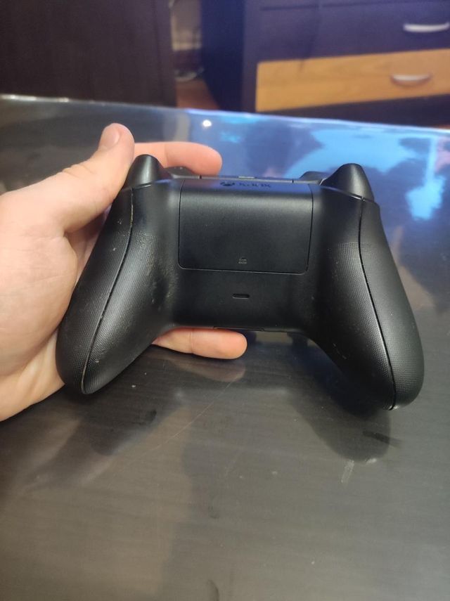 Xbox Series S con mando, caja y cables.