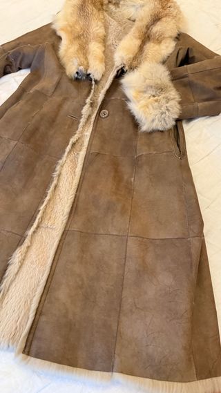 Abrigo piel marrón con cuello y puños de pelo
