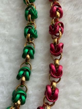 2 collane dorate vintage rosso-verde