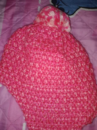 Gorro  tejido con pompón y trenzas