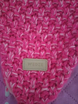 Gorro  tejido con pompón y trenzas