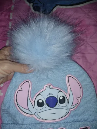 Gorro infantil Stitch con pompón