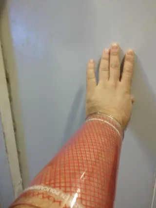 Protector de antebrazo de policarbonato anticorte