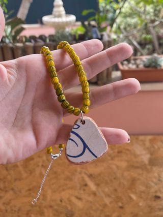 Collar artesanal con colgante de cerámica