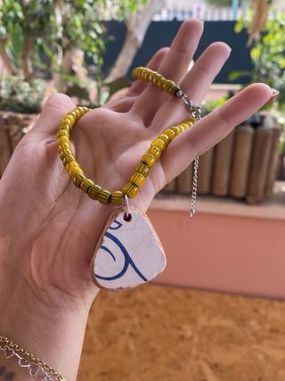 Collar artesanal con colgante de cerámica