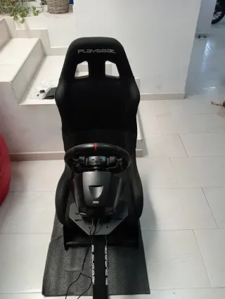 Simulador Playseat y volante con pedales Hori.