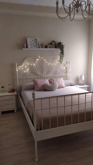 Estructura de cama de metal blanca