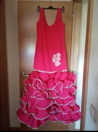 Vestido de flamenca rosa con volantes
