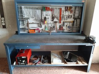 Banco de trabajo con armario de herramientas