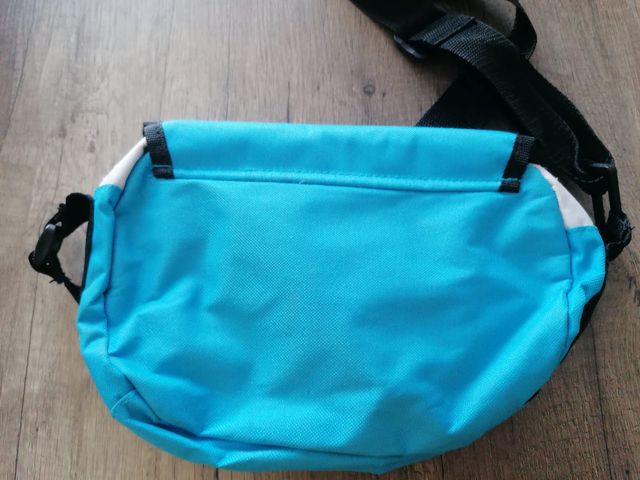 Bolso bandolera azul y blanco