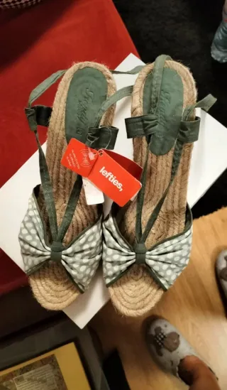 Alpargatas cuña verde y blanco lunares