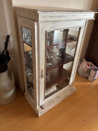 Vitrina de cristal y madera blanca