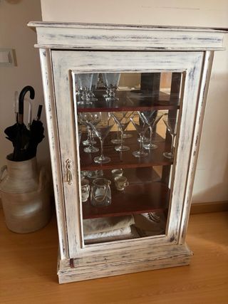 Vitrina de cristal y madera blanca