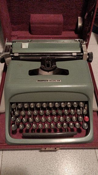 Máquina de escribir Olivetti Studio 44