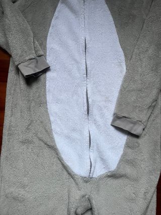 Pijama buzo gris claro con capucha de oso