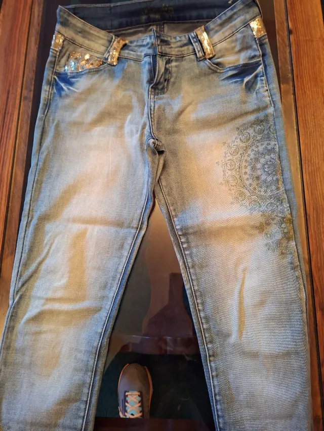 Jeans azules con detalles dorados