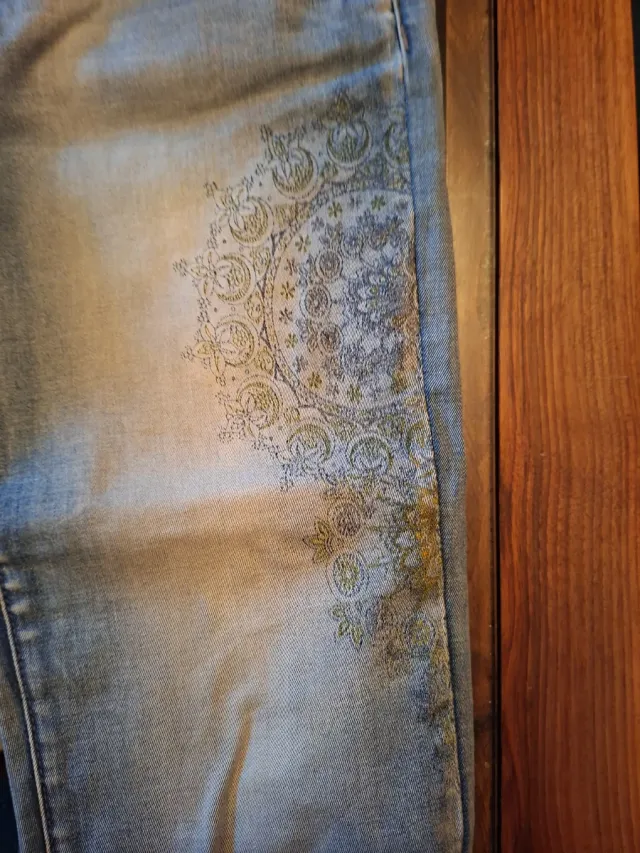 Jeans azules con detalles dorados