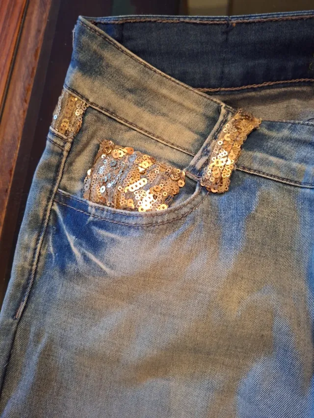 Jeans azules con detalles dorados