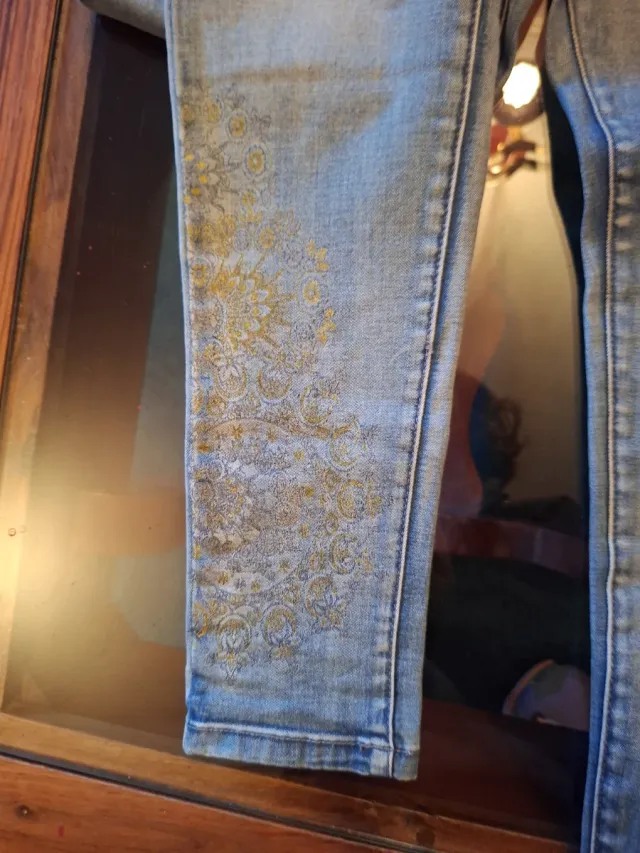 Jeans azules con detalles dorados